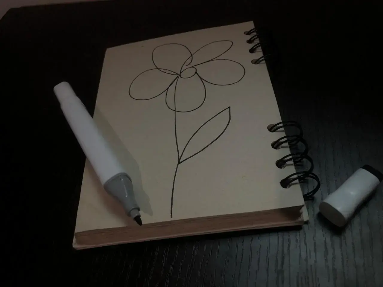 Foto einer minimalistischen Zeichnung