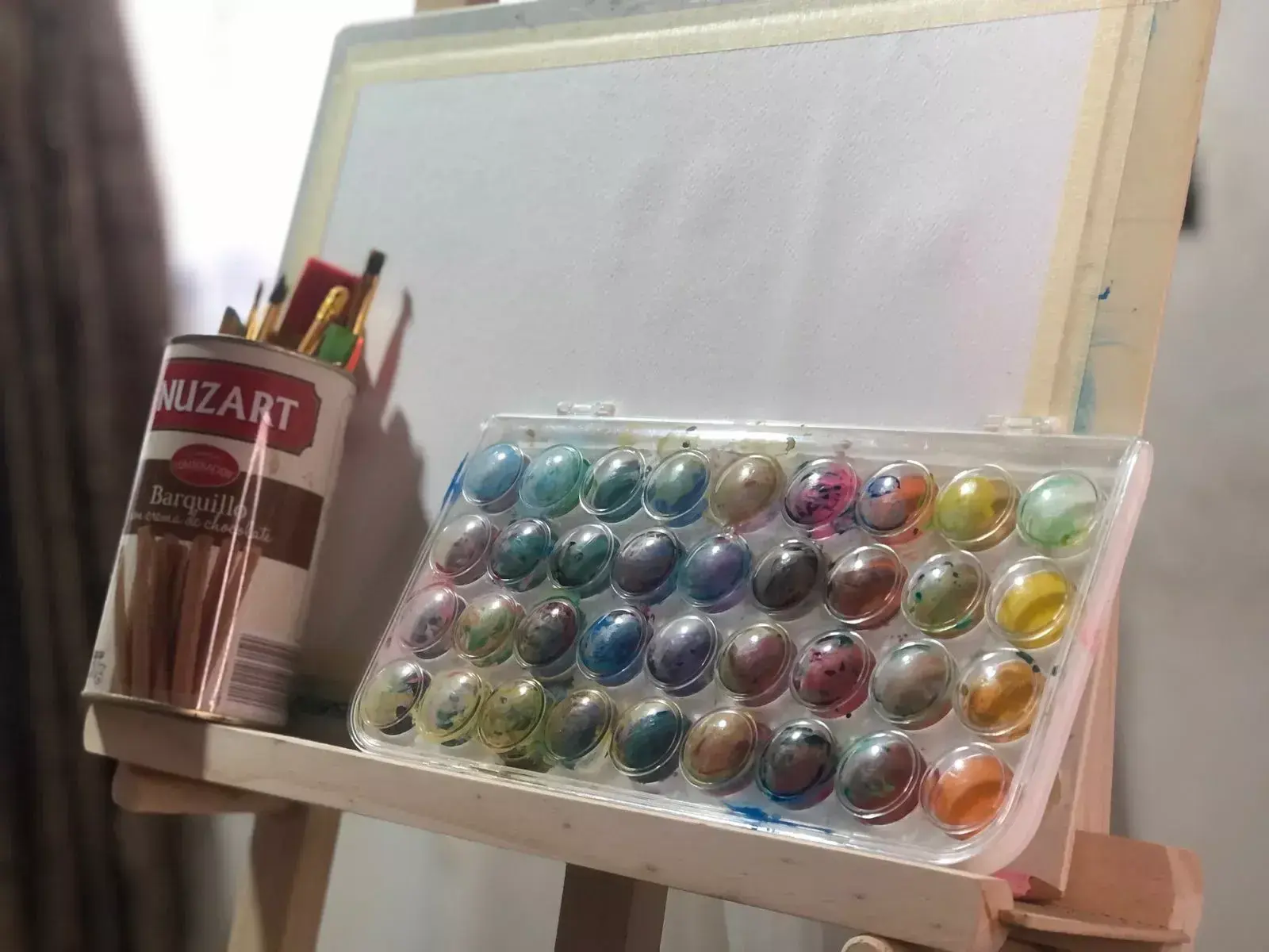 das Material zum Malen einer Meereslandschaft mit Aquarellfarben