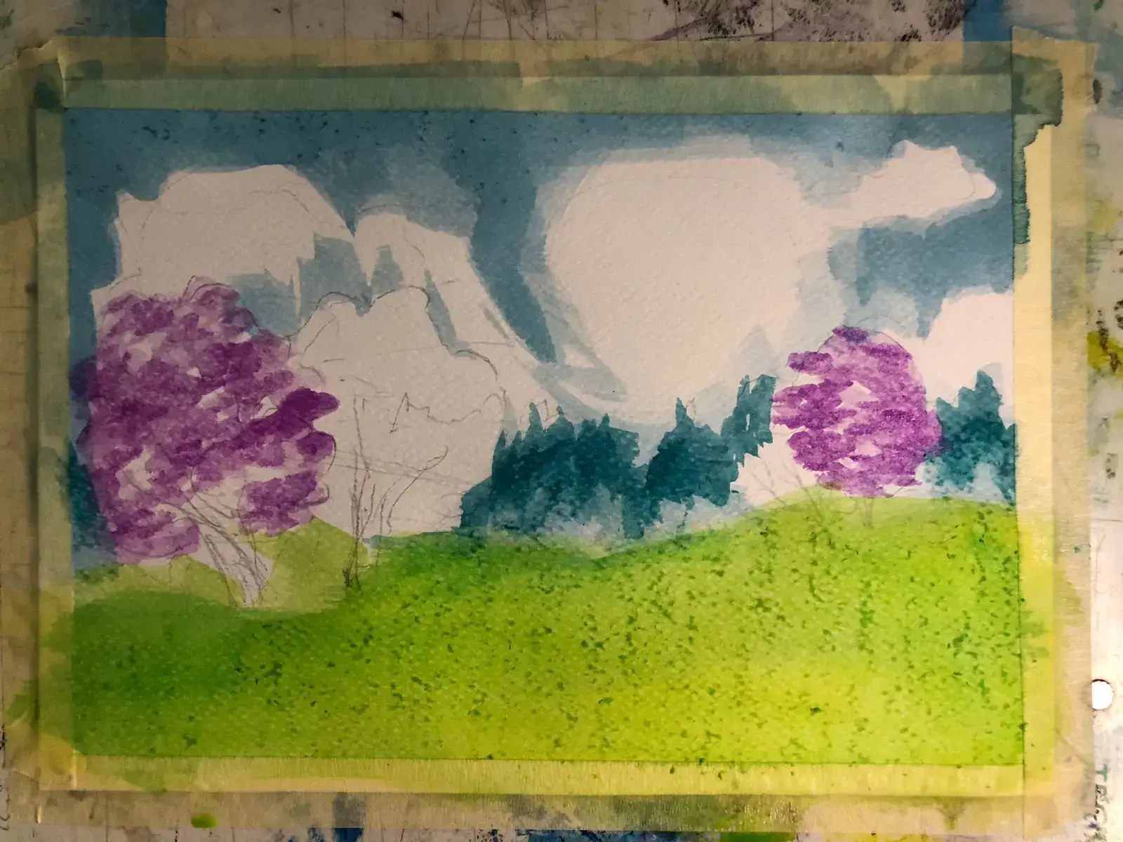 Malen Sie die Bäume einer frühlingshaften Landschaft mit Aquarell