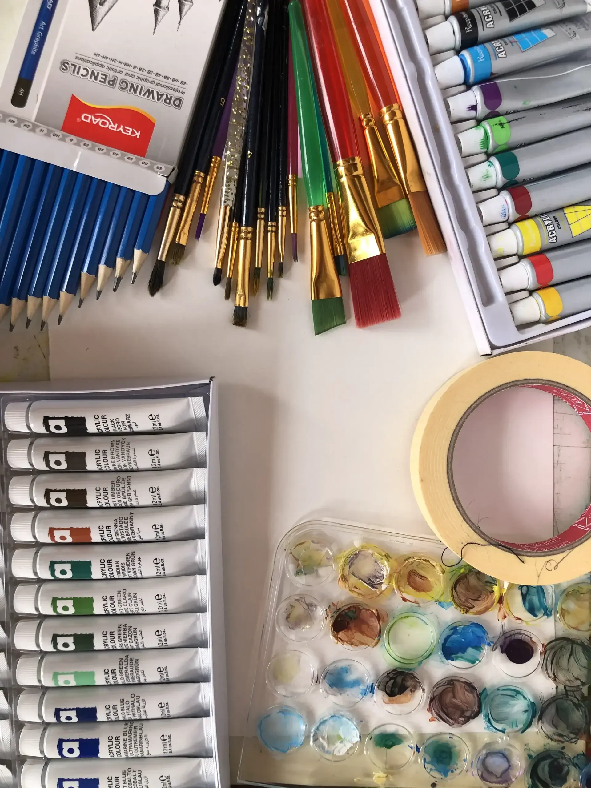 das Material zum Malen mit Acrylfarben