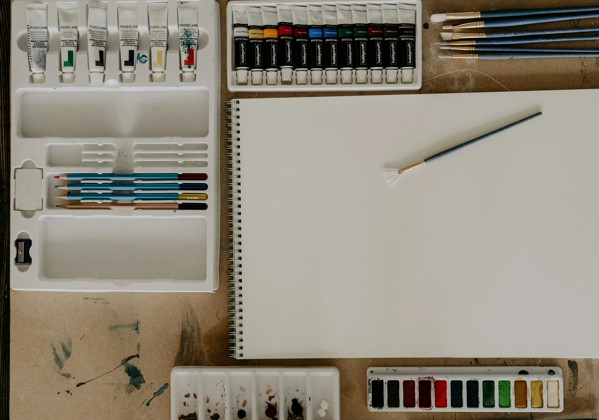 le matériel pour peindre à l’aquarelle et à l’encre de chine