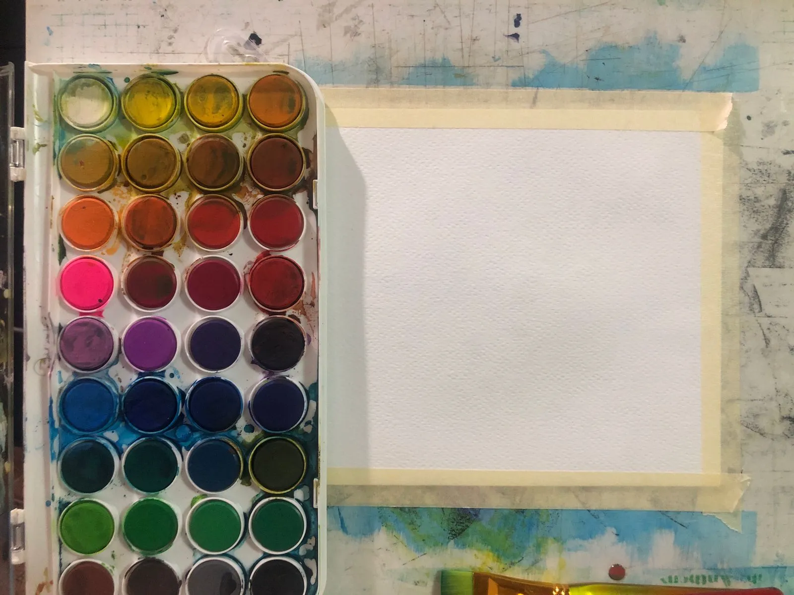 préparer son papier avant peindre à l’aquarelle