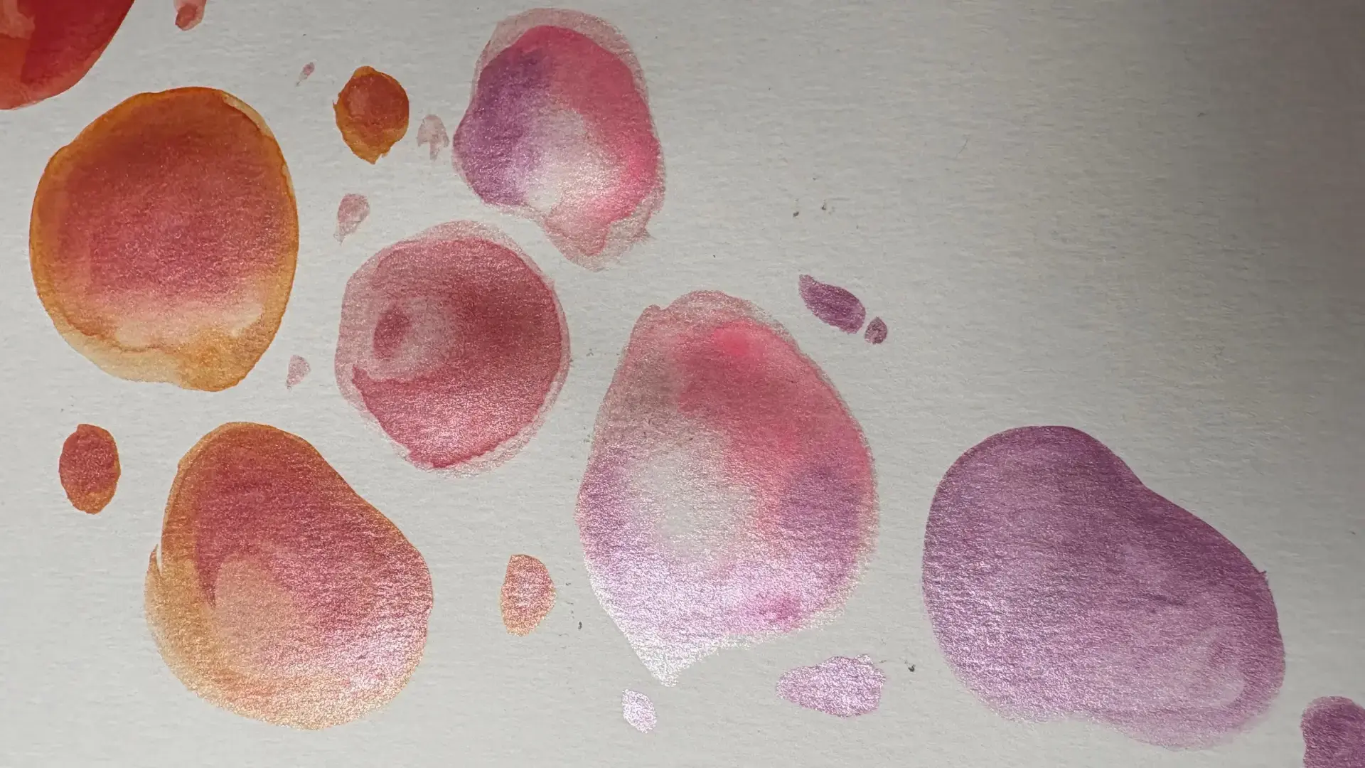 peindre une composition abstraite à l’aquarelle métallisée