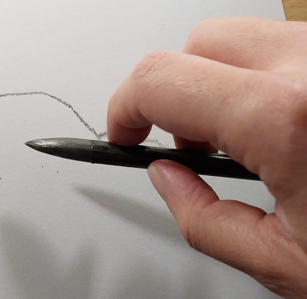 dessiner avec le corps de l’outil d’un crayon graphite