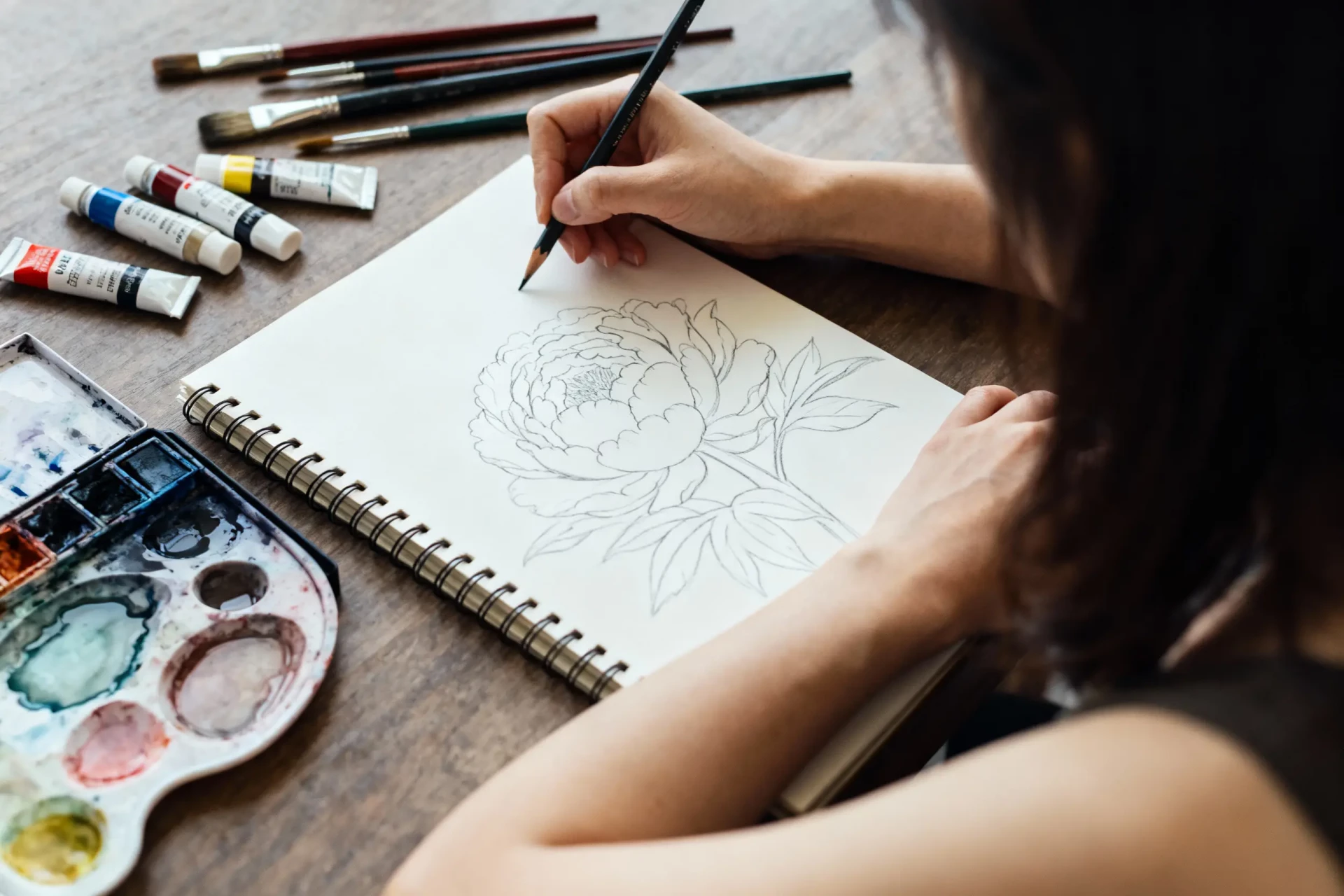 dessiner un croquis avant de peindre à l’aquarelle