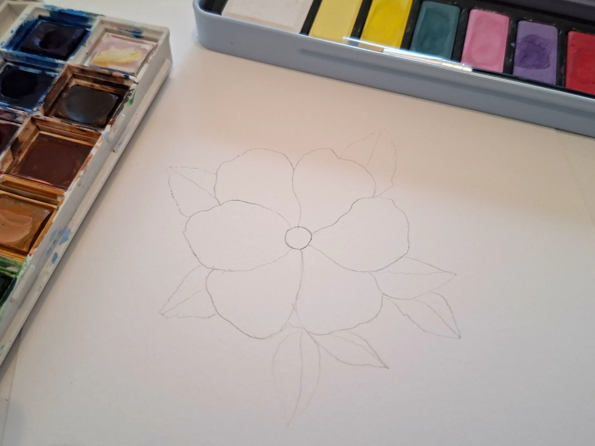 dessiner la structure d’un croquis avant de peindre à l’aquarelle