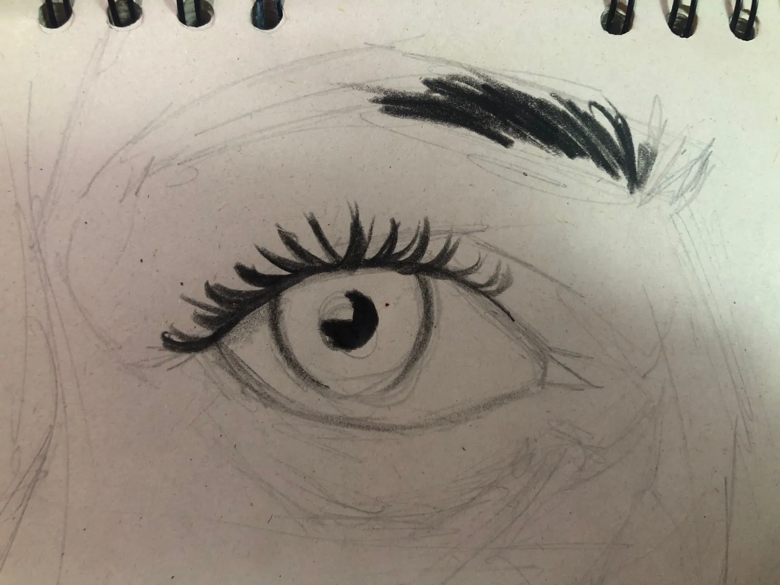dessiner la base d’un oeil aux crayons de couleur