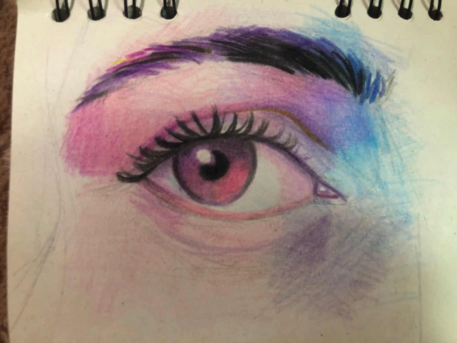 dessiner les dégradés d’un oeil aux crayons de couleur