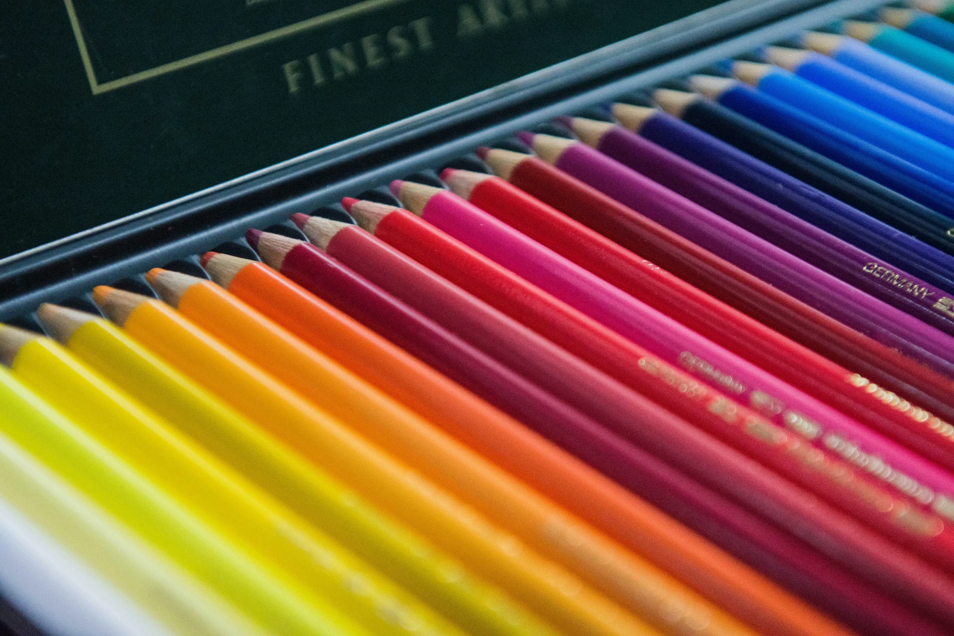 image d’une boîte de crayons de couleur