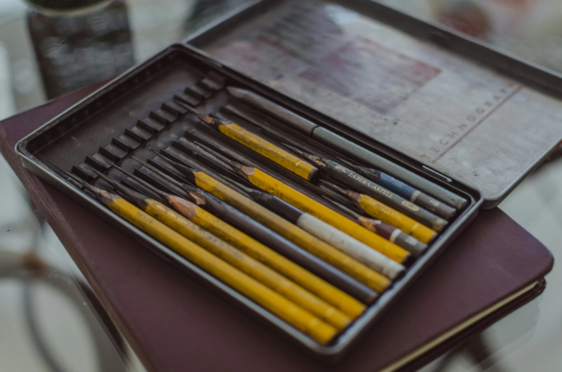 le matériel pour dessiner à main levée