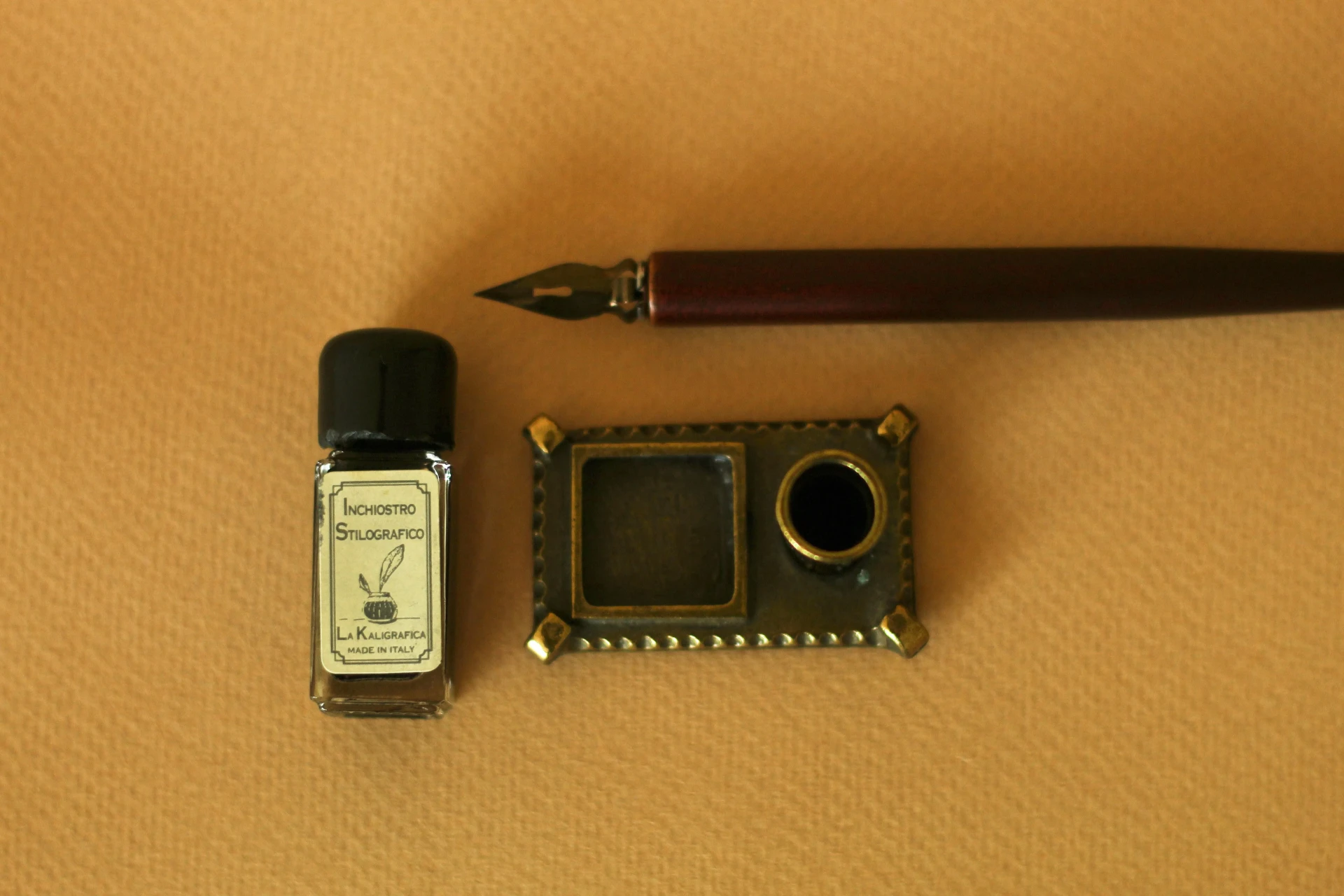 un stylo plume et son matériel