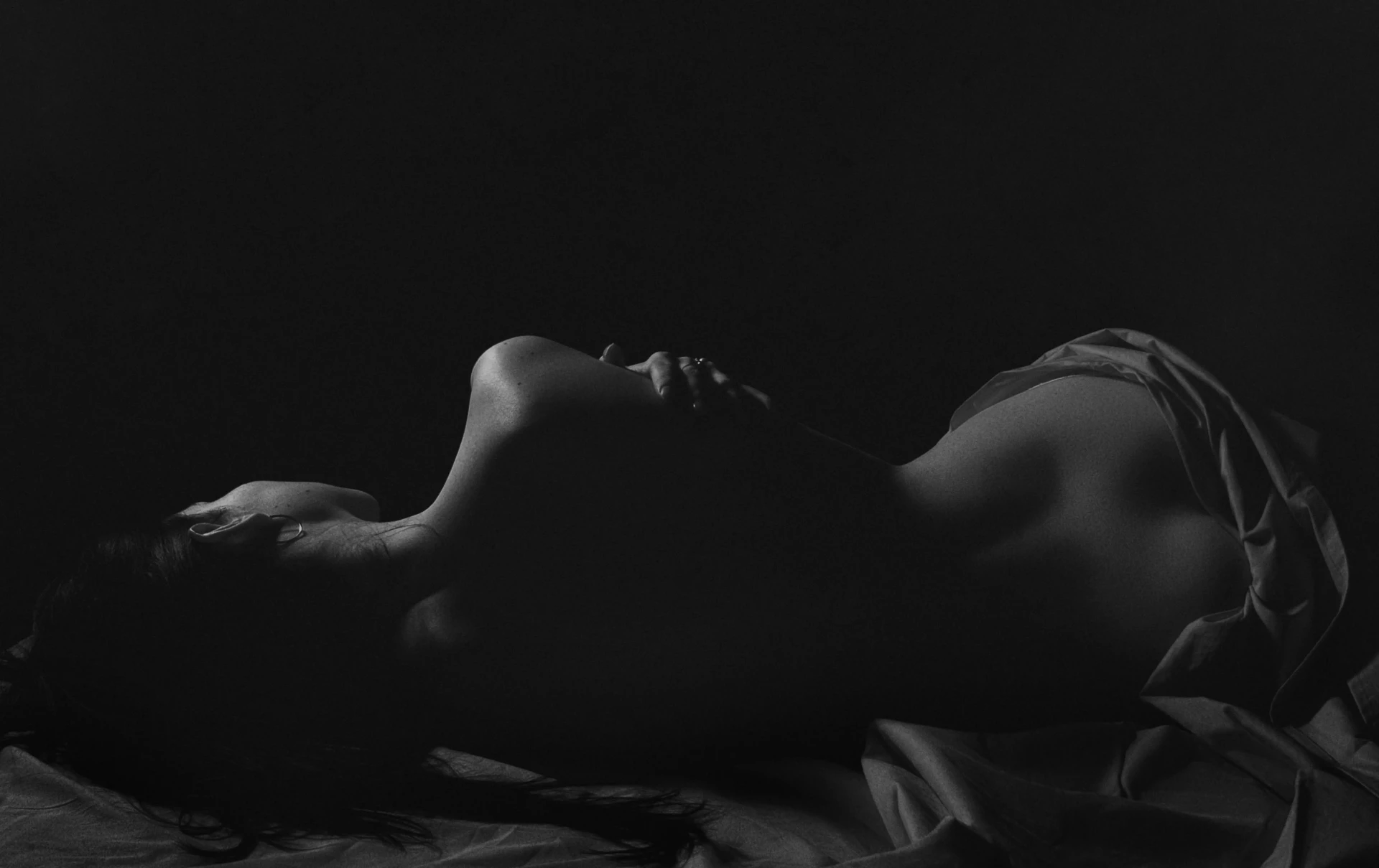 silhouette d’une femme allongée