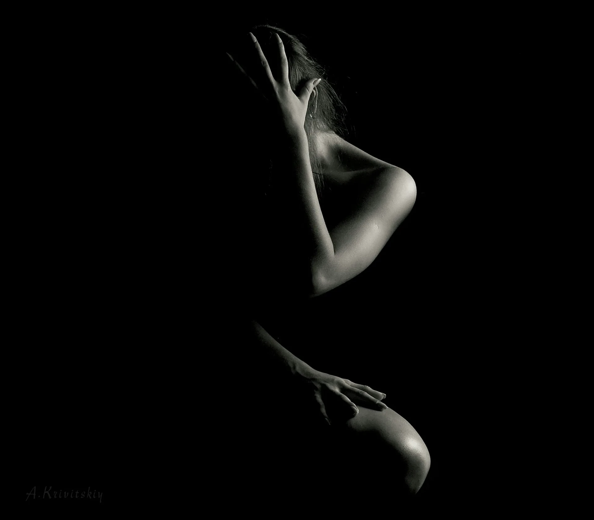 silhouette d’une femme assise
