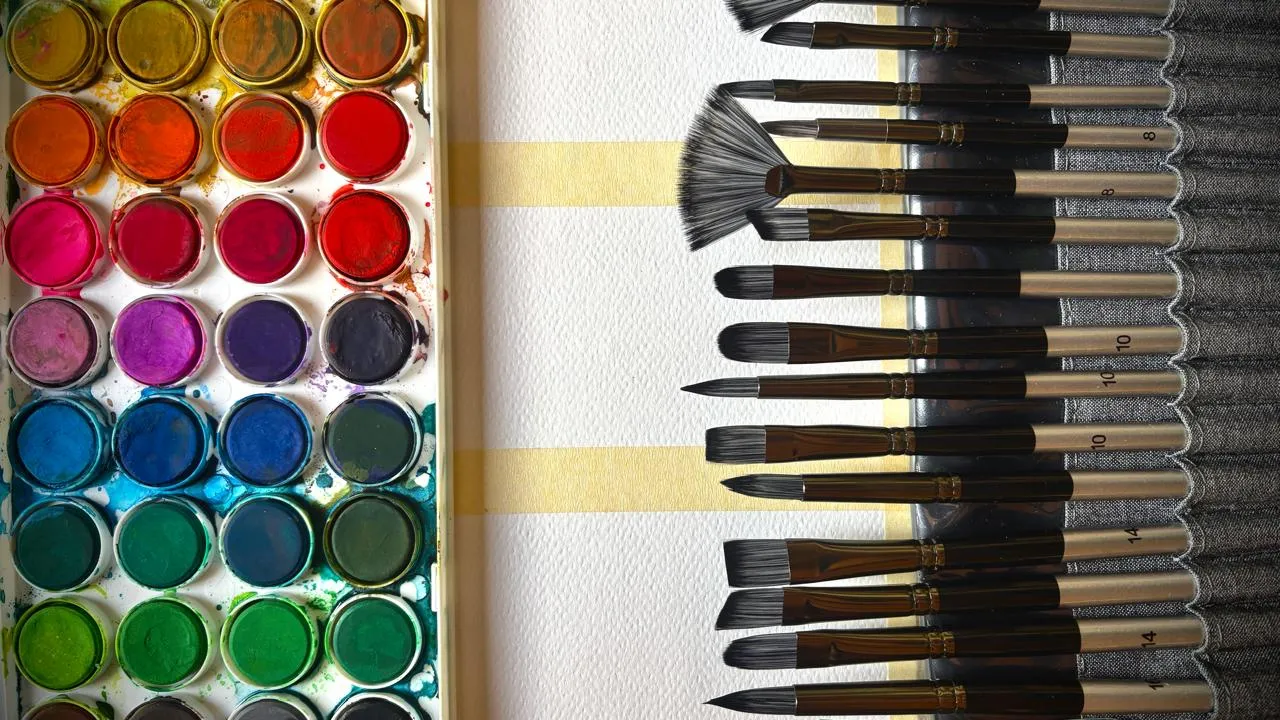 le matériel pour peindre un fond à l’aquarelle