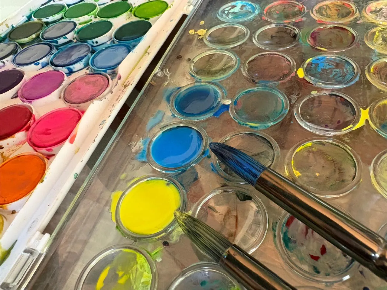 palette de couleurs pour peindre un fond à l’aquarelle