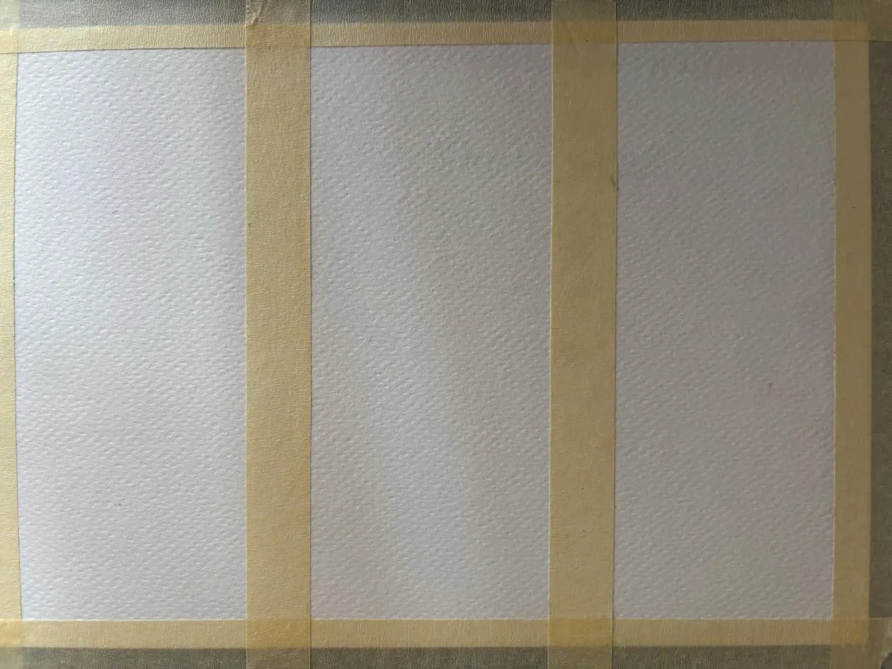 préparer son papier pour peindre un fond à l’aquarelle