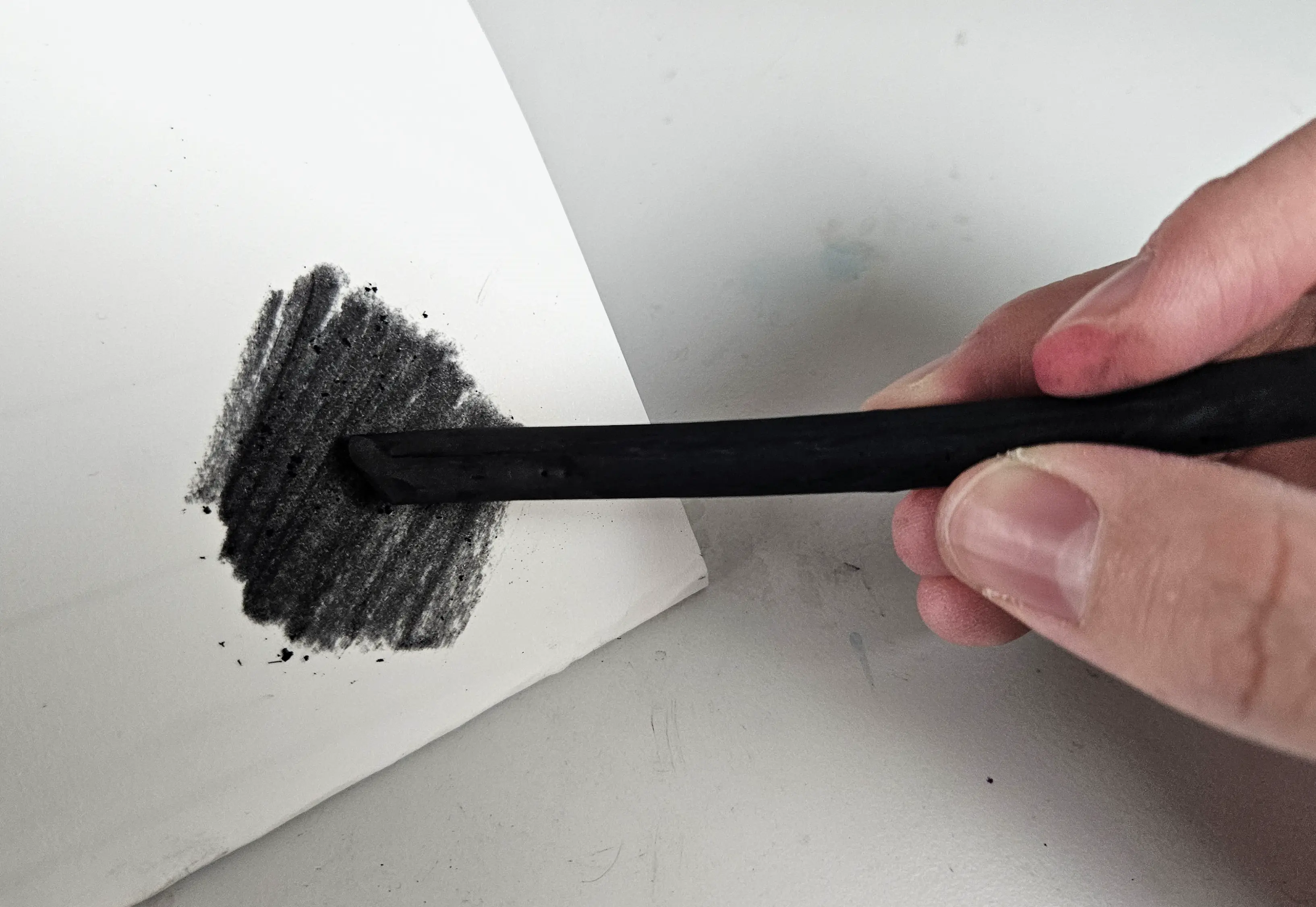 utiliser un fusain en bâton pour créer des zones d’ombre
