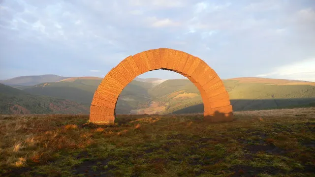 Bail Hill Striding Arch œuvre de land art de Andy Goldsworthy