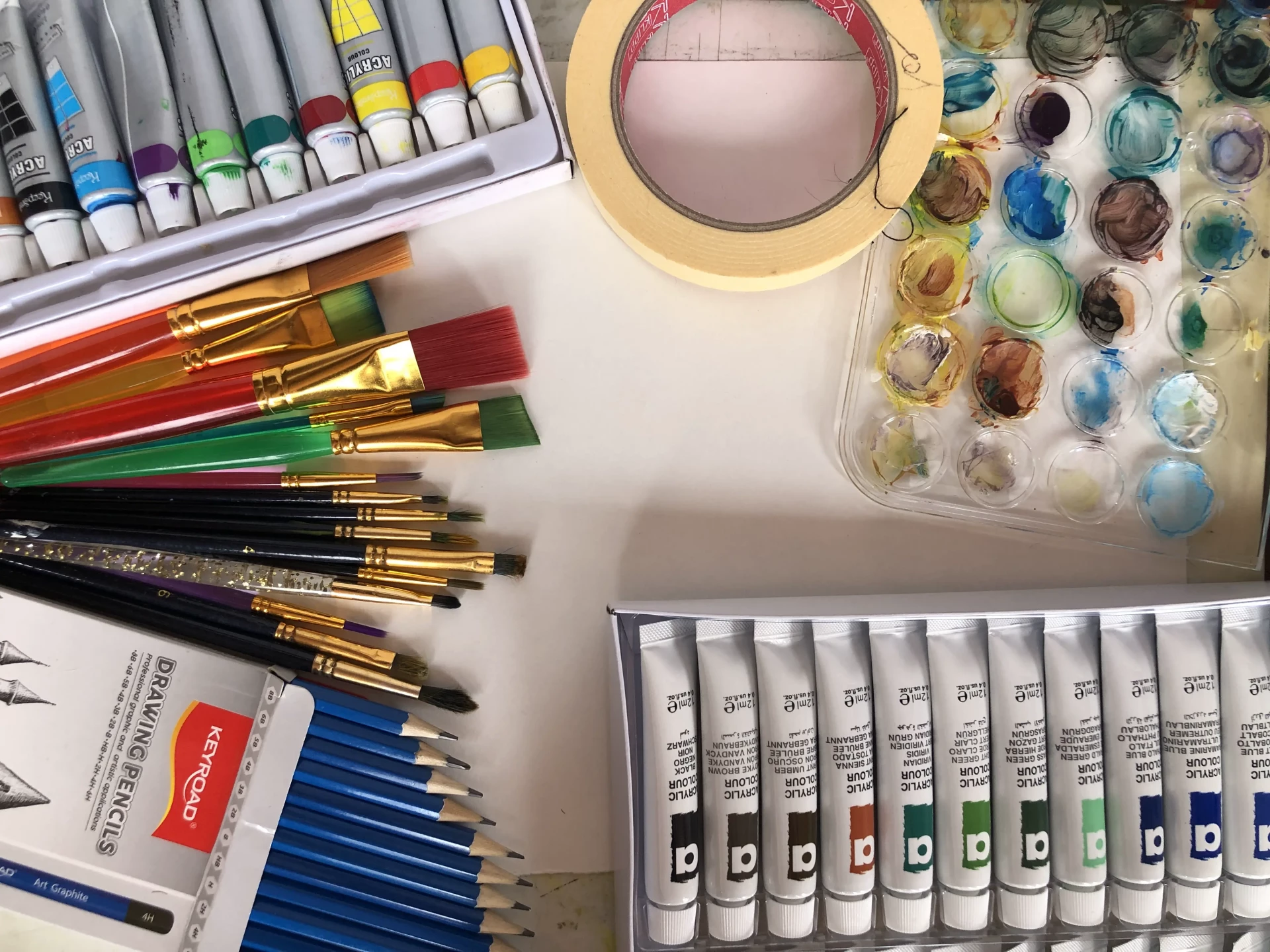 le matériel pour peindre des nuages à l’acrylique