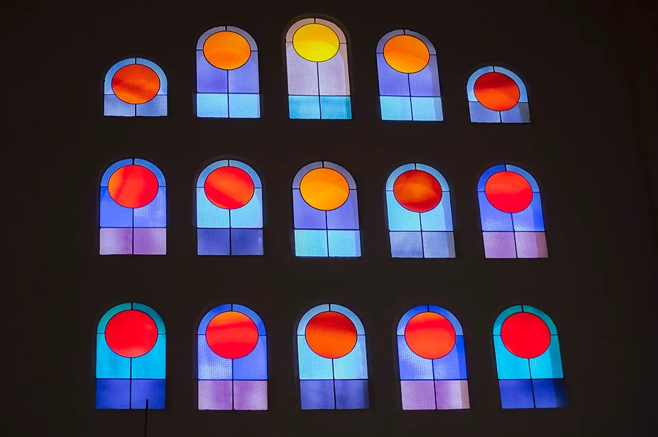 Vitraux de l’église réalisés par Victor Vasarely dans le style de l’Op Art