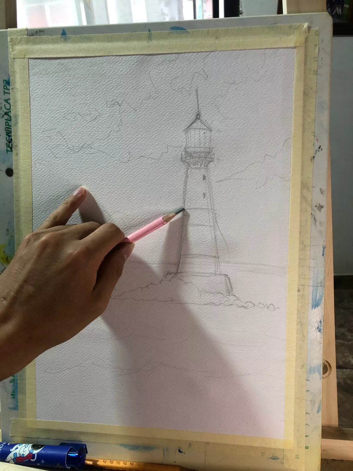 dessiner un croquis avant de peindre un paysage marin à l’aquarelle