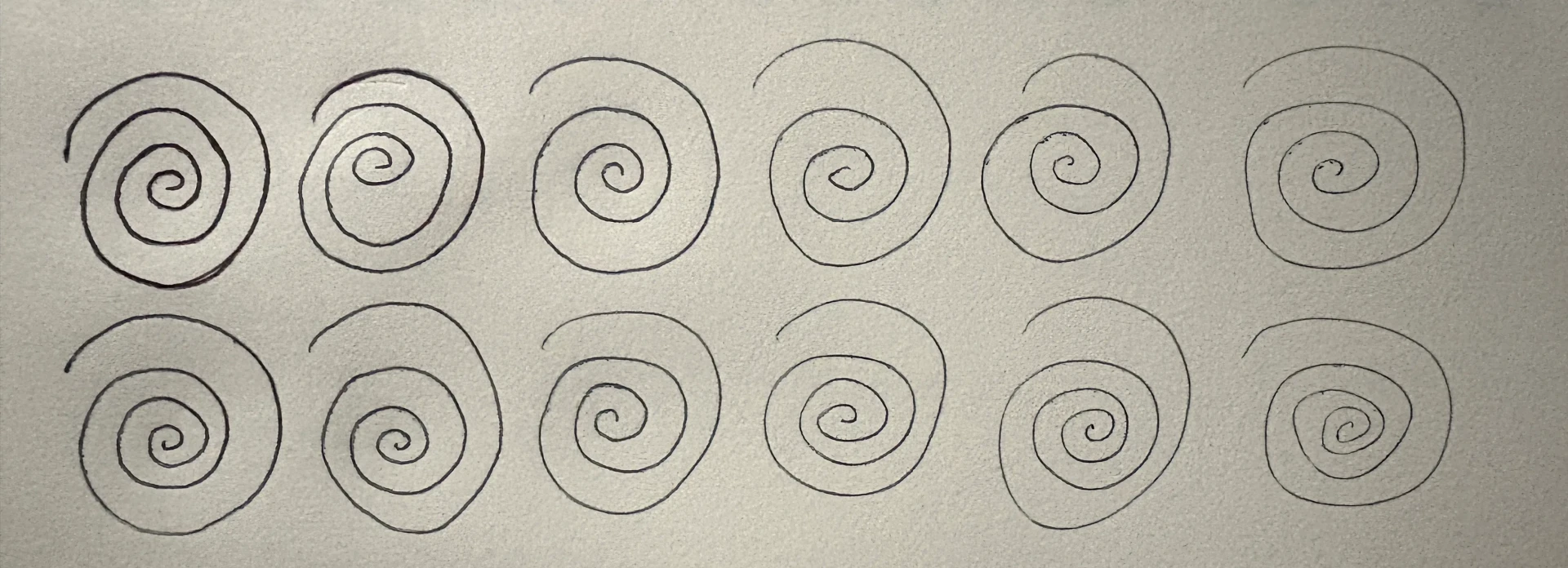 dessiner des spirales pour s'entraîner au stylo