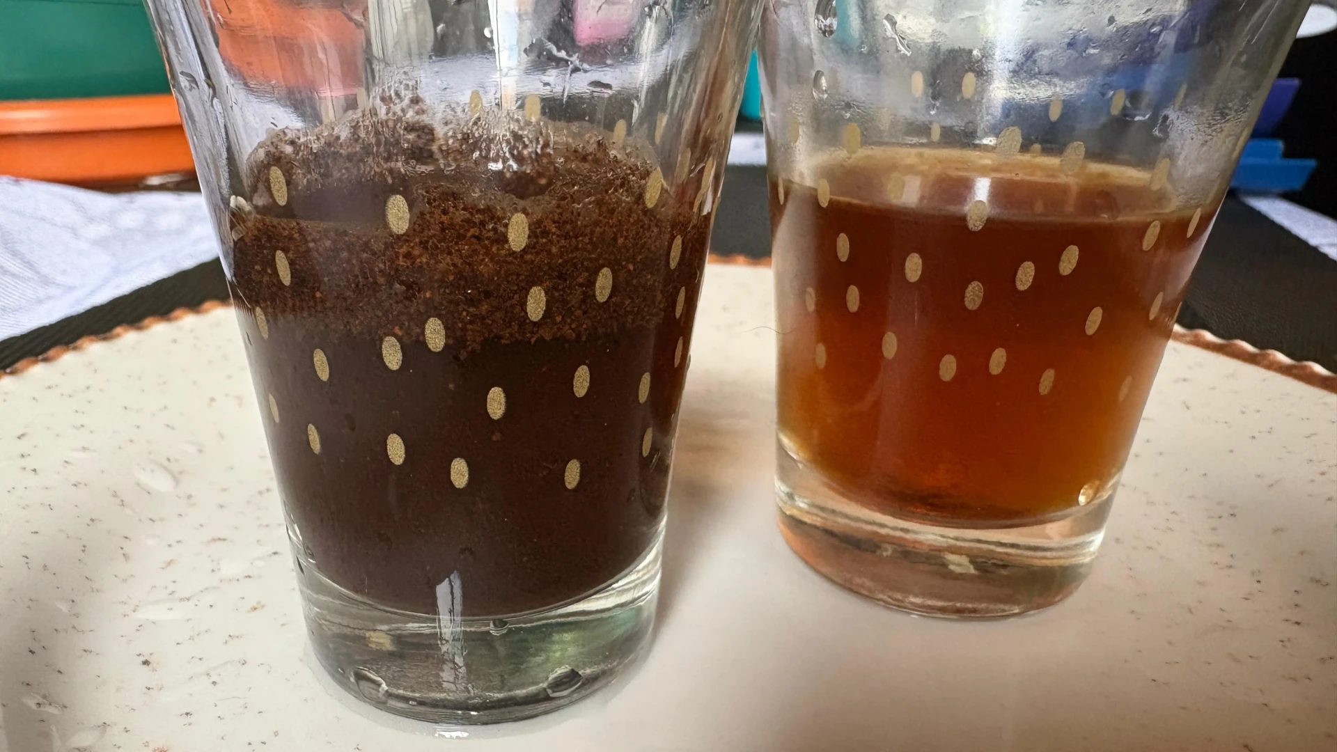 préparer du café avant de peindre un motif floral