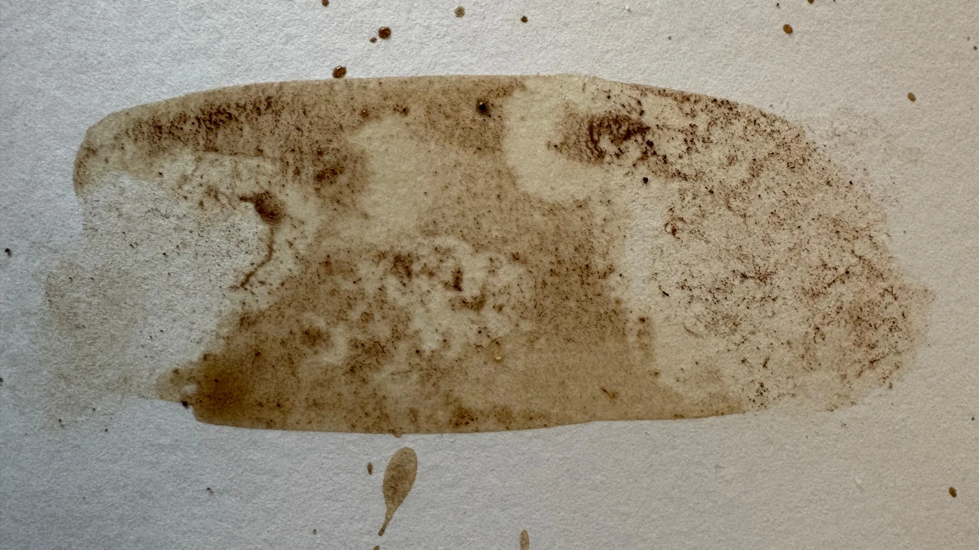peindre avec du café en utilisant une serviette sèche