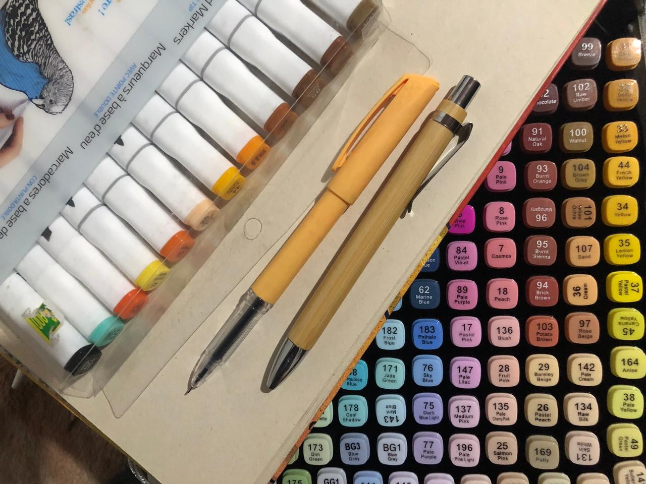 le matériel pour dessiner un portrait pop art