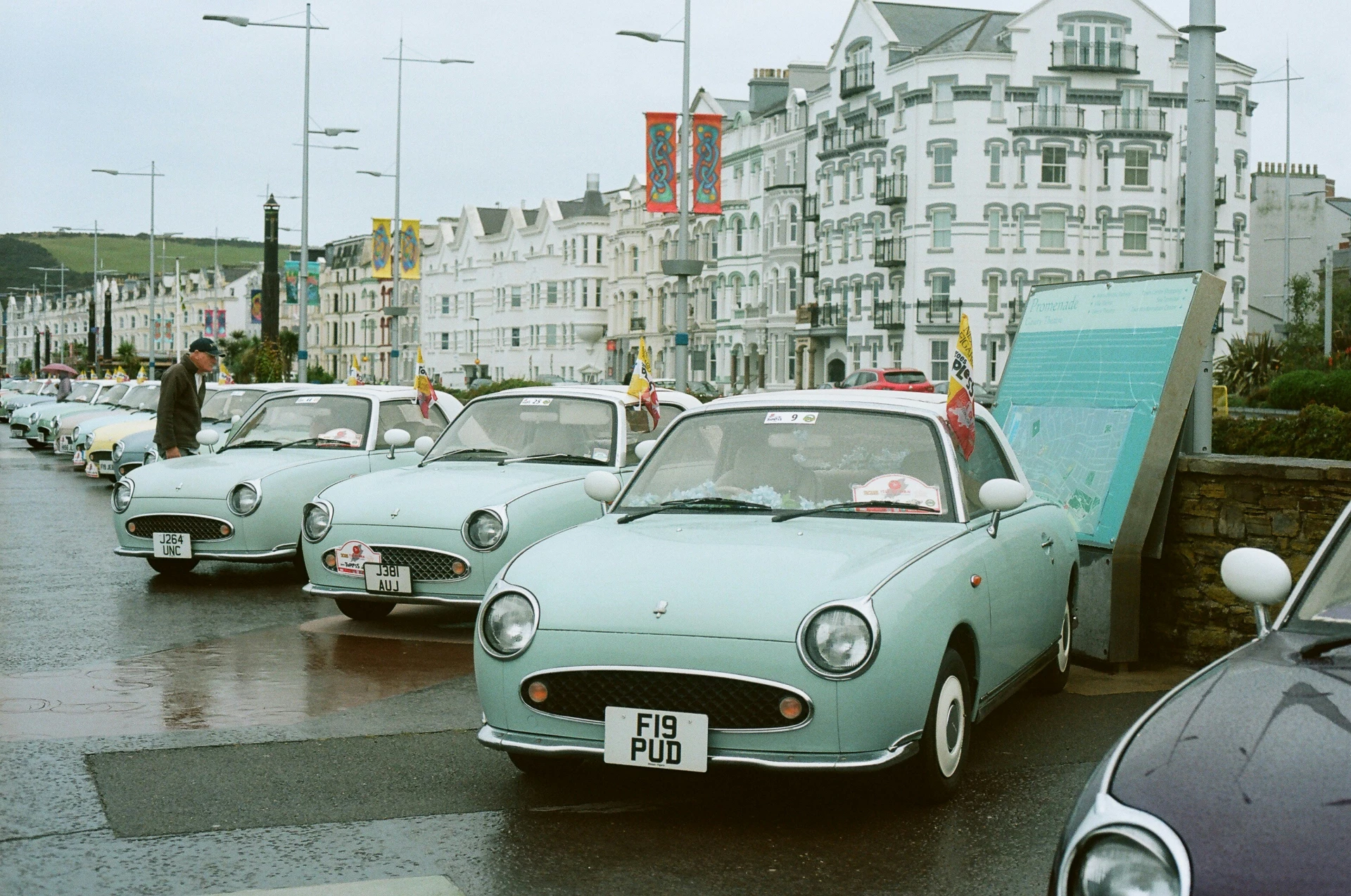 photo d’une rue avec des voitures, , inspirée du style pop art