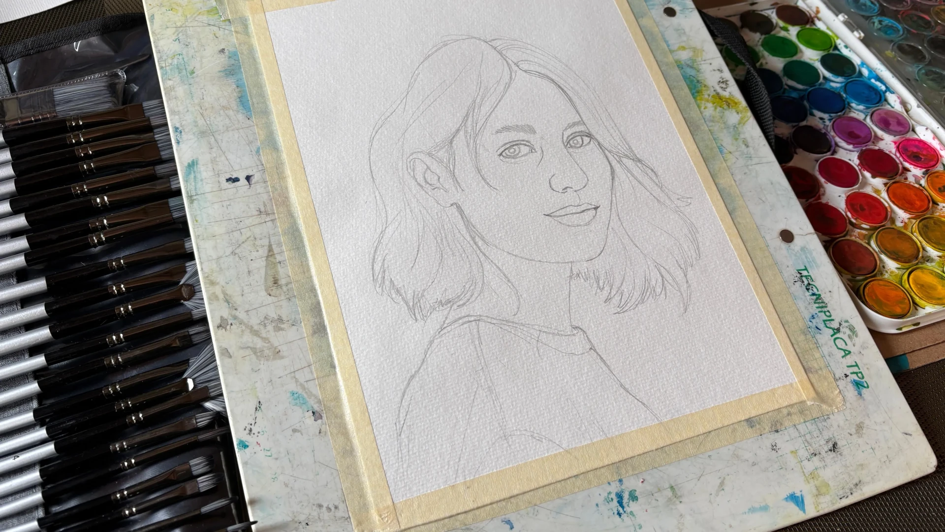 préparer son papier aquarelle pour peindre un portrait de femme