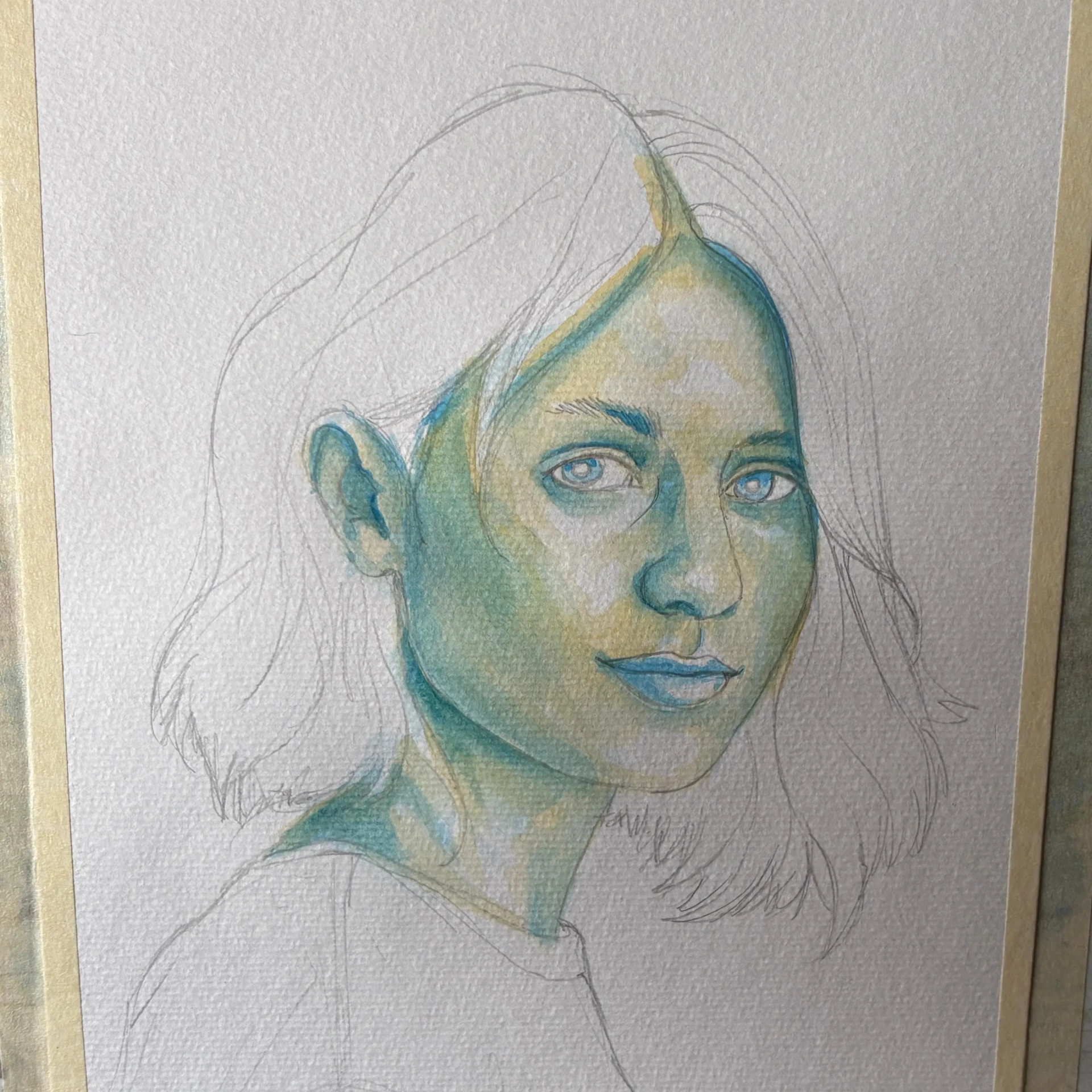 peindre les premières couches de couleur  d’un portrait de femme à l’aquarelle