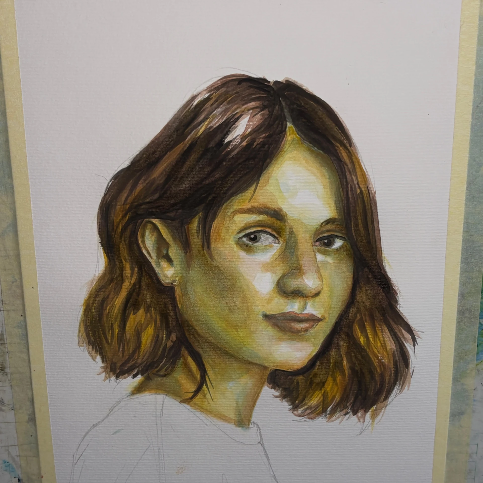 peindre les détails cheveux d’un portrait de femme à l’aquarelle