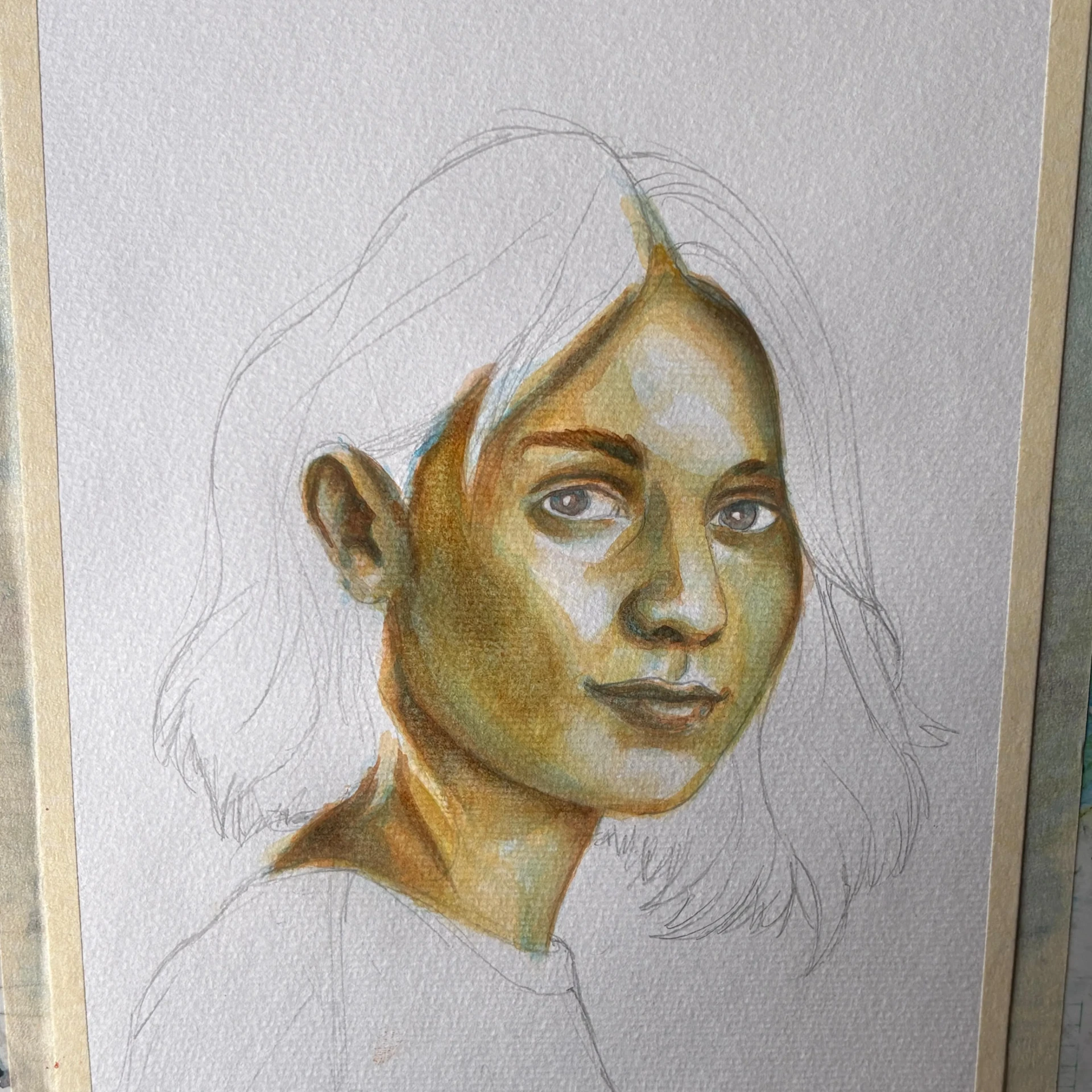 peindre les détails d’un portrait de femme à l’aquarelle