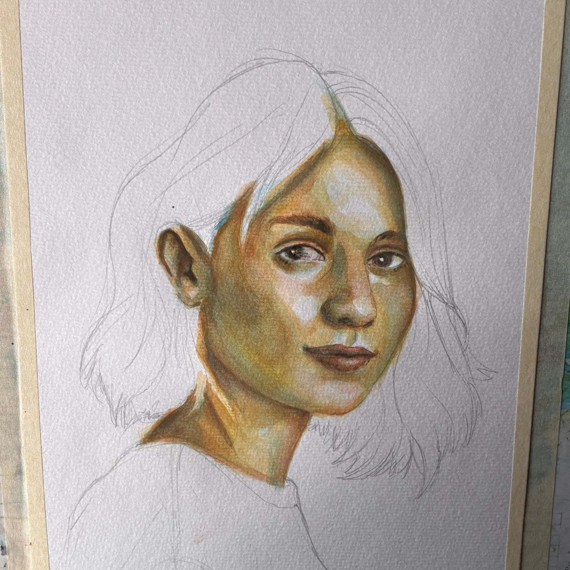 peindre les joues d’un portrait de femme à l’aquarelle