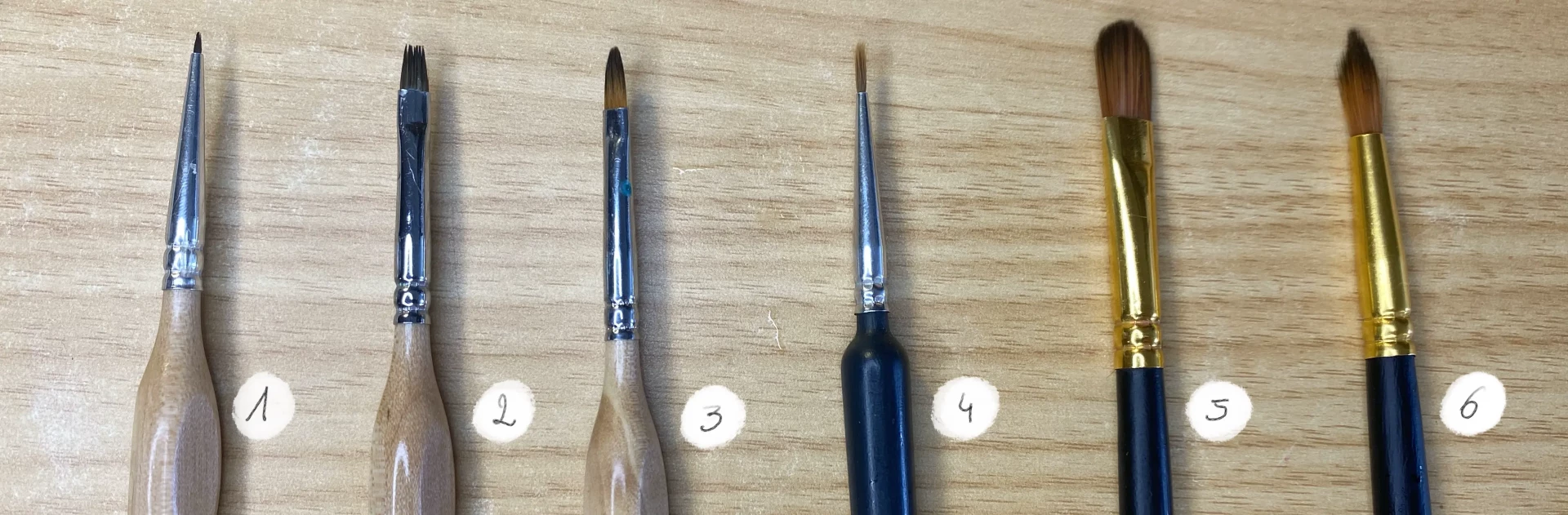 les pinceaux pour dessiner un portrait à la gouache