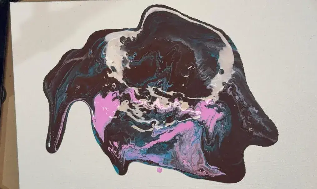 incliner la toile pour faire du pouring acrylique
