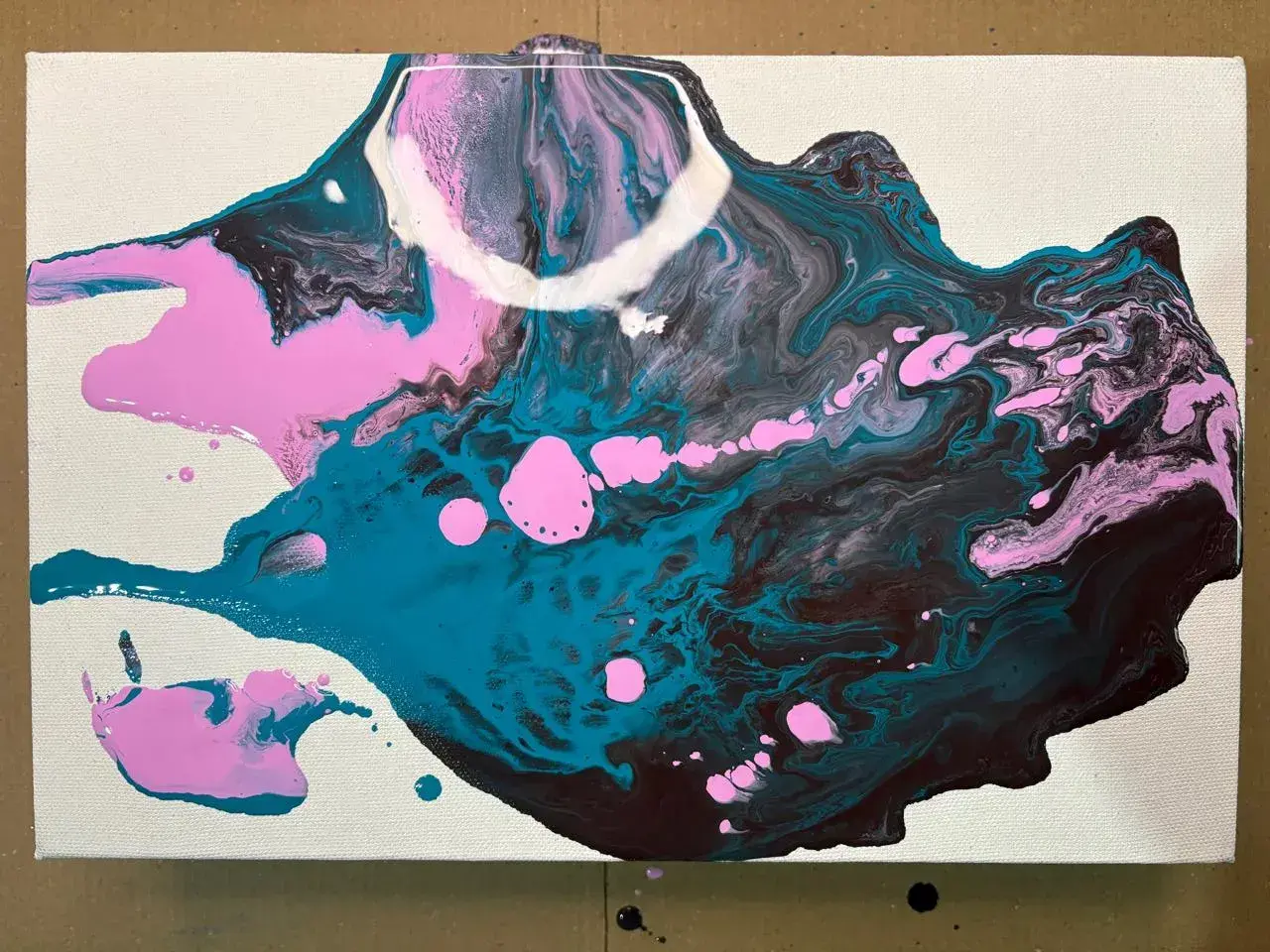 peinture en utilisant la technique du pouring acrylique