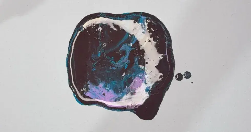 laisser la peinture parcourir la toile pour faire du pouring acrylique