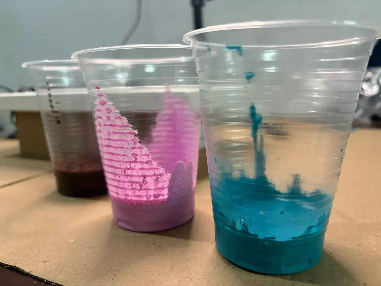 préparer des mélanges de peinture faire du pouring acrylique