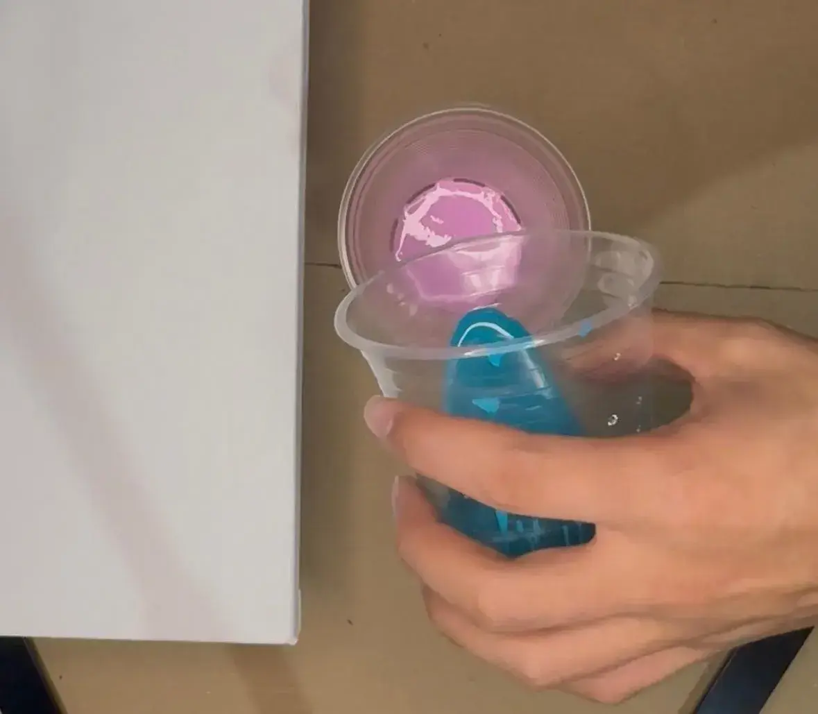 superposer les couleurs pour faire du pouring acrylique