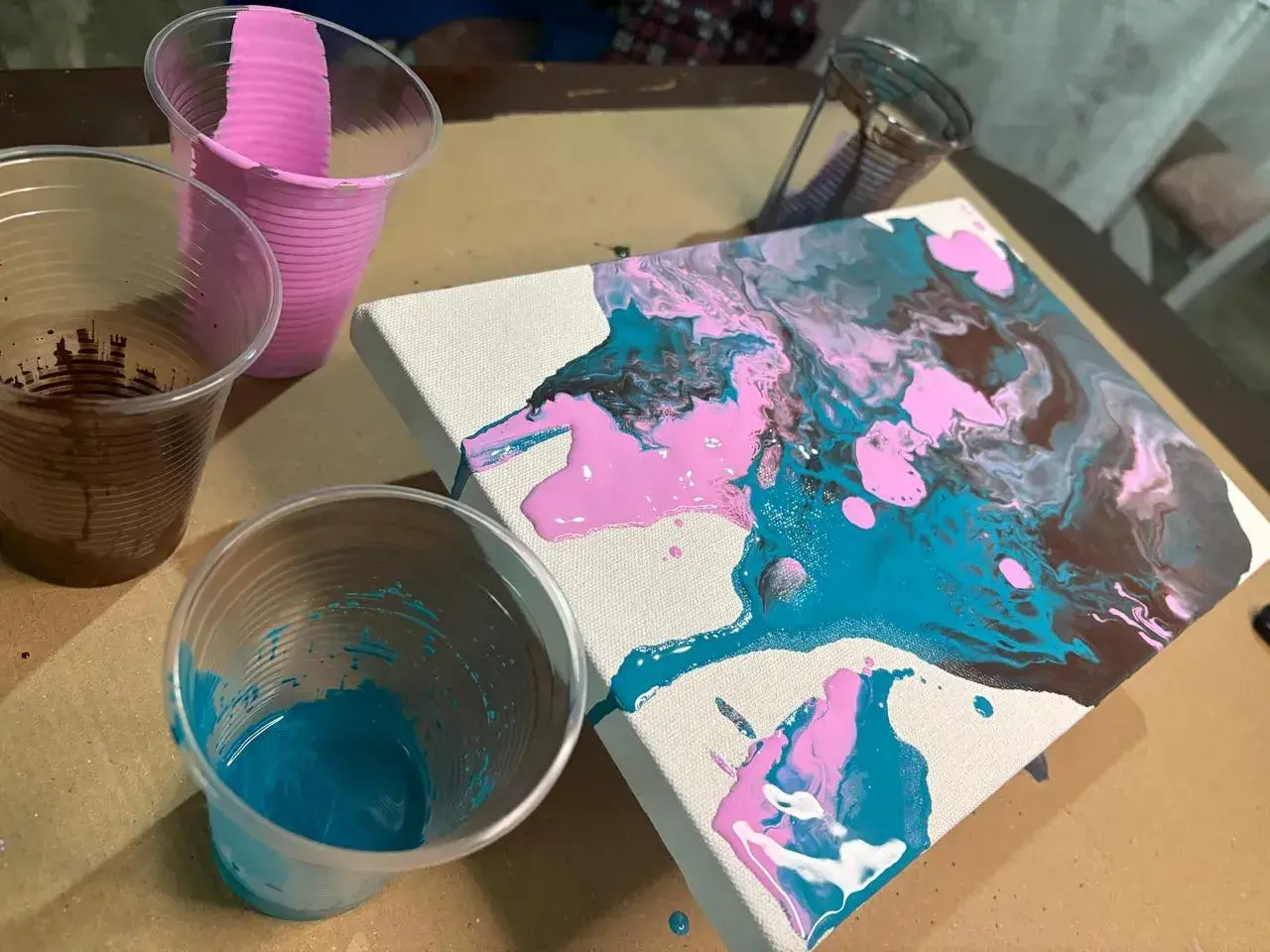 la technique du pouring acrylique