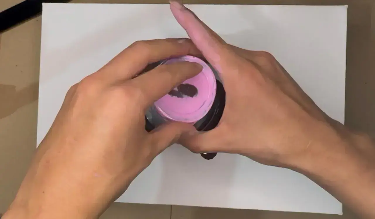 verser la peinture pour faire du pouring acrylique