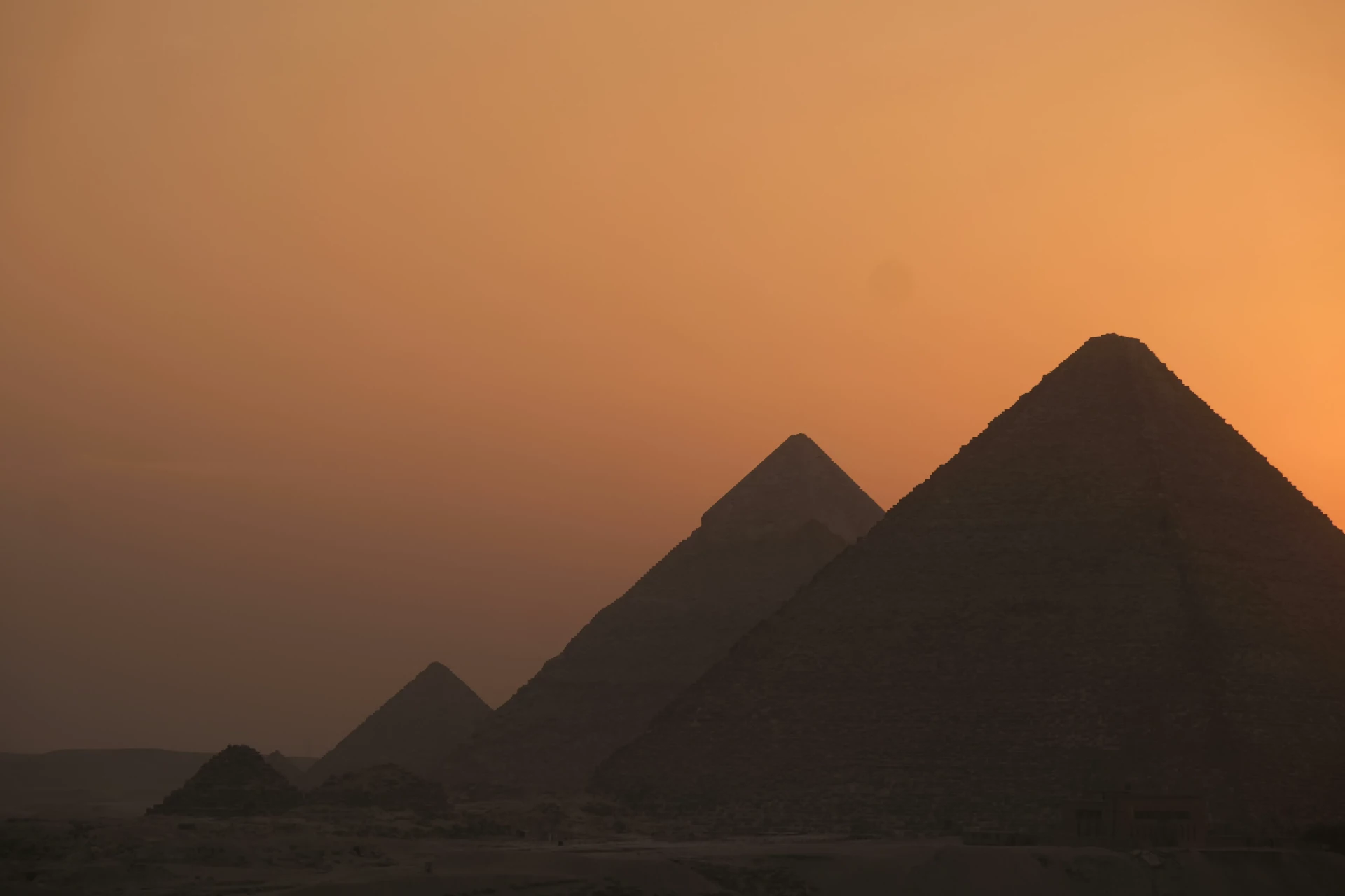 pyramides sous un coucher de soleil