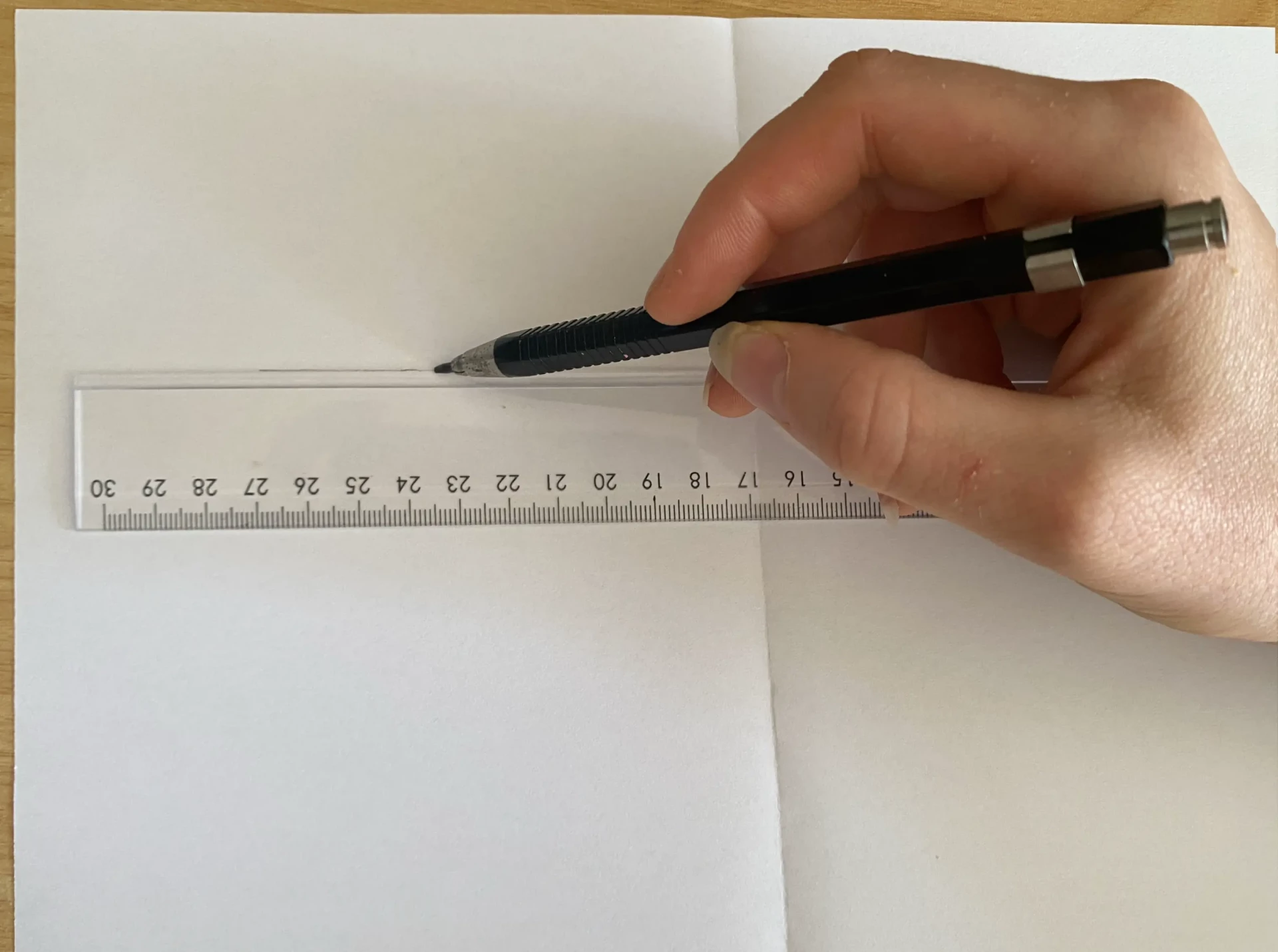 dessiner la base d’une échelle en trompe-l’œil