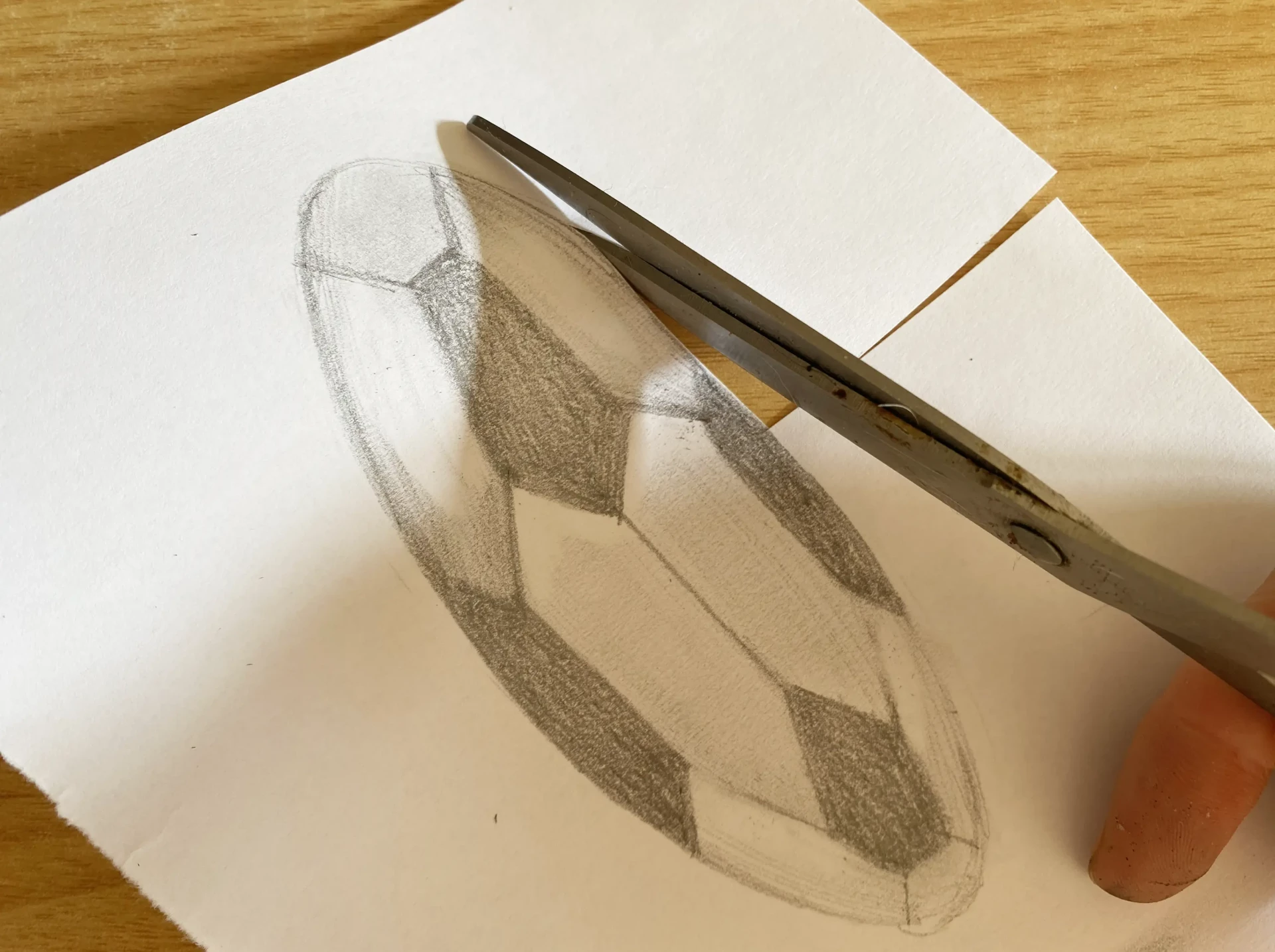 découper le dessin d’un ballon en trompe-l’œil