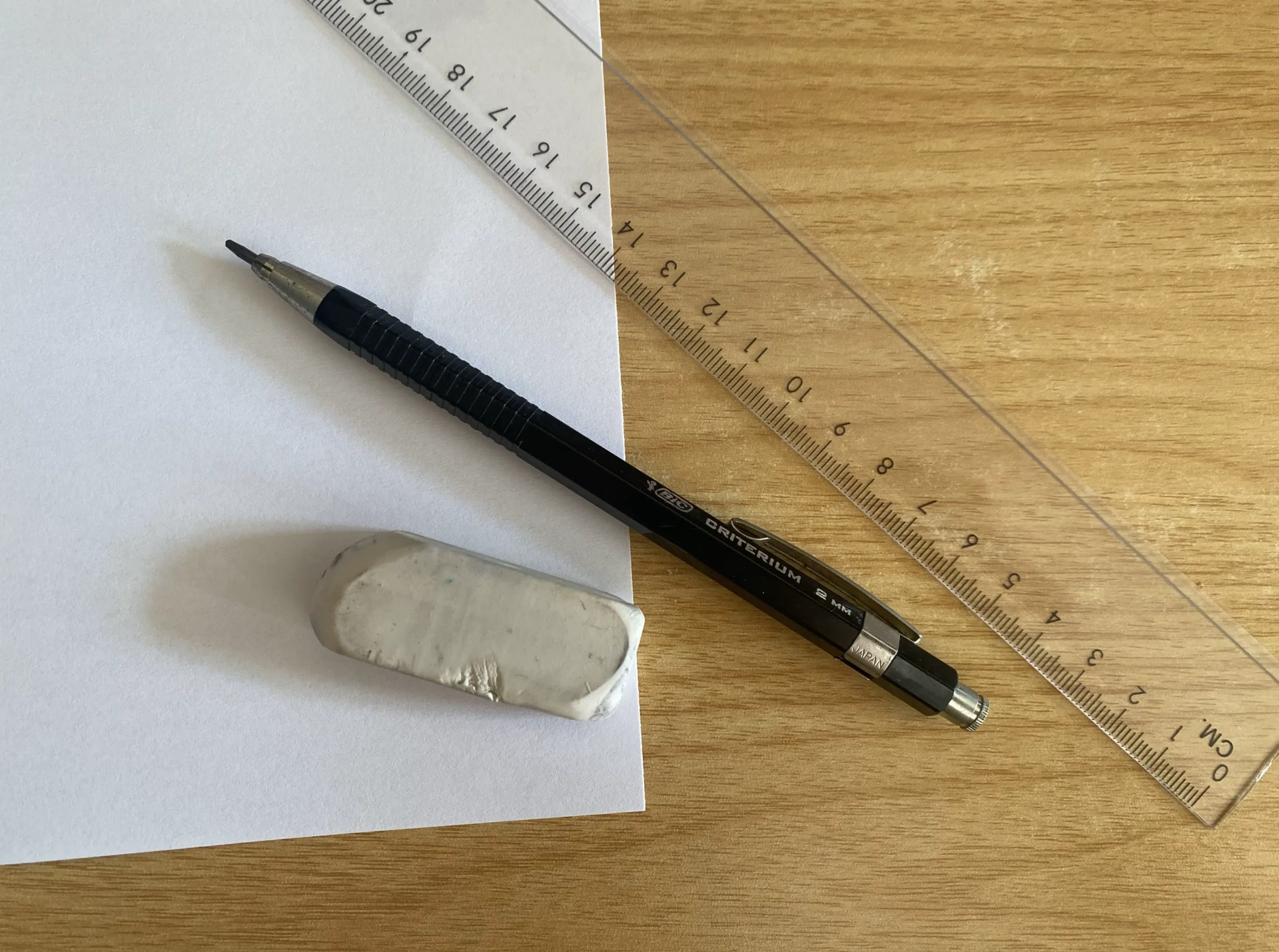 matériel pour dessiner une échelle en trompe-l’œil