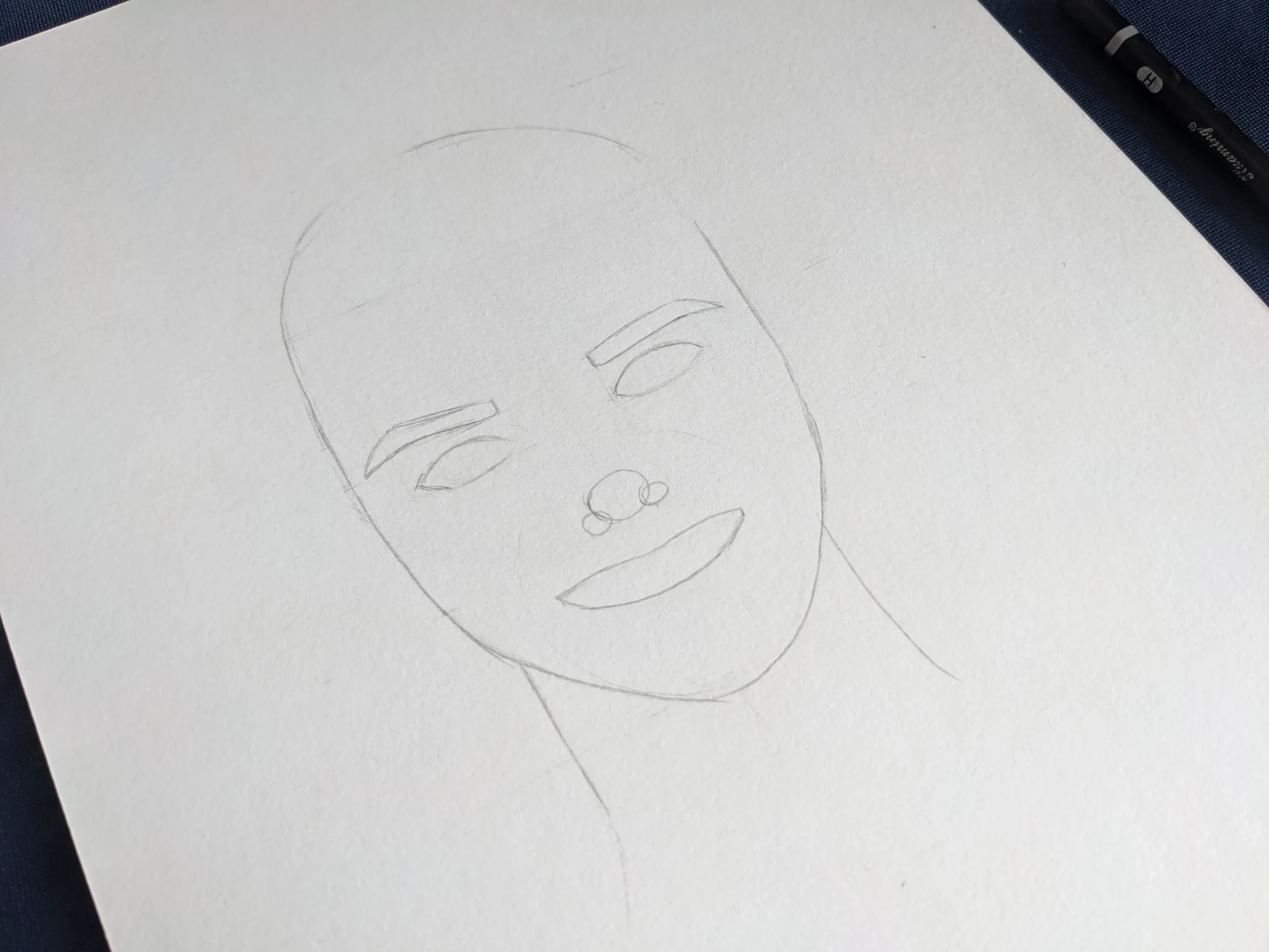 dessiner les sourcils d’un visage souriant